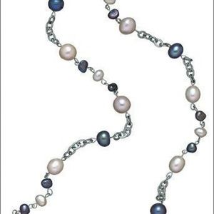 Vantel pearls date night neckalce